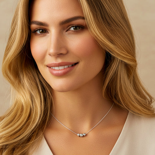 Cuello de mujer usando una gargantilla veneciana con 3 esferas facetadas en oro blanco de 18 quilates de Joyería Caracas.