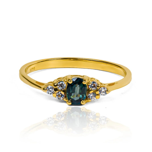 Anillo de compromiso grape zafiro, una pieza de Joyería Caracas con certificación de calidad en oro 18k. Esta elegante joya cuenta con garantía para toda la vida.