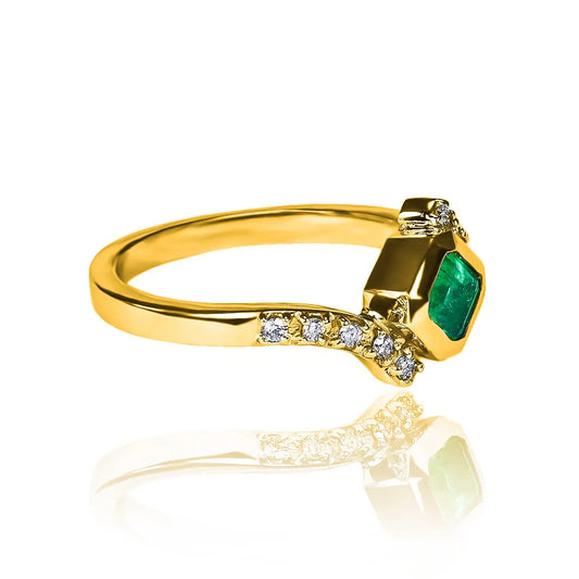 Anillo de compromiso emerald & diamonds in arms es una verdadera joya. Hecho con oro 18k, diseño de Joyería Caracas es un símbolo con certificado de calidad y garantía para toda la vida.