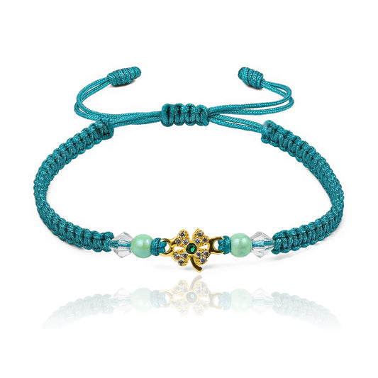 Pulsera Trebol de Joyería Caracas, elaborada en oro 18k, cuenta con hilo coreano y bisutería de calidad. Con garantía de por vida y sin costo adicional.