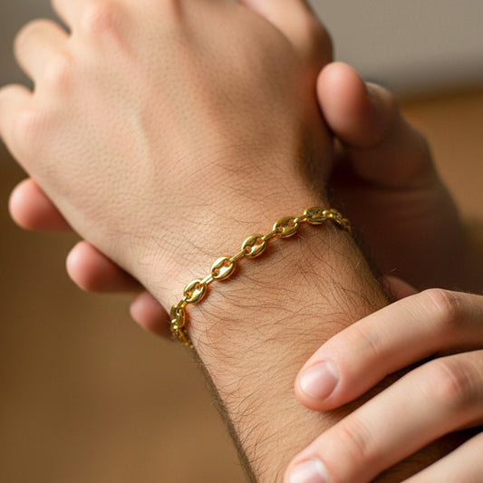 Mano de hombre usando una pulsera en tejido Calabrote en oro amarillo de 8 quilates de Joyería Caracas.