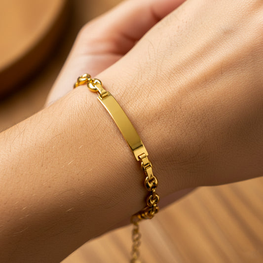 Mano de mujer usando una pulsera en tejido Calabrote con esclava lisa en oro amarillo de 18 quilates de Joyería Caracas.