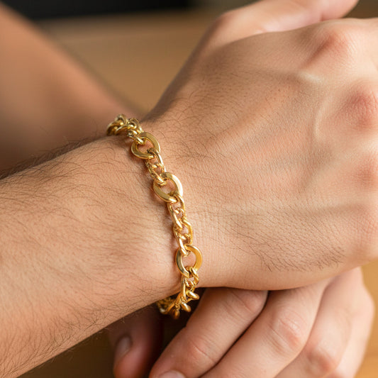 Mano de hombre usando una pulsera en tejido cubano mixta en oro amarillo de 18 quilates de Joyería Caracas.