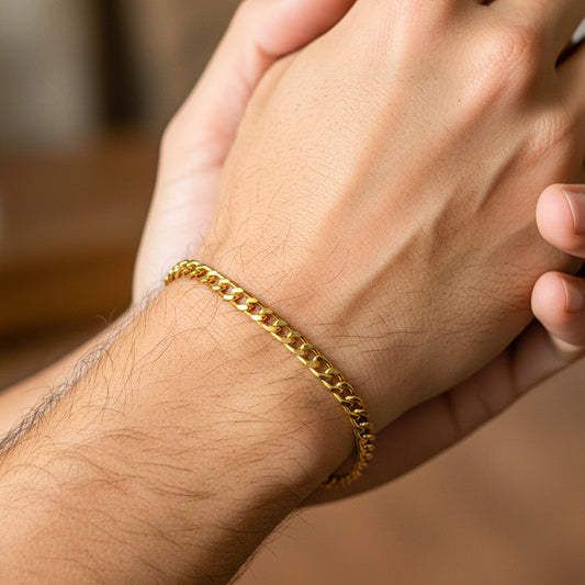 Mano de hombre usando una pulsera en tejido cubano en oro amarillo de 18 quilates de Joyería Caracas.
