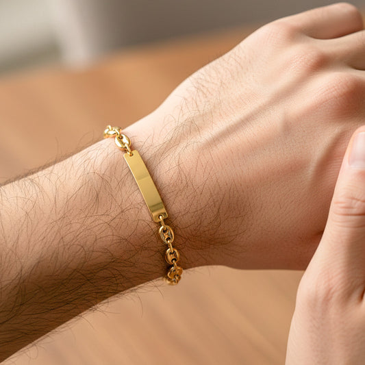 Mano de hombre usando una pulsera esclava en tejido calabrote en oro amarillo de 18 quilates de Joyería Caracas.