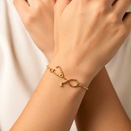 Mano de mujer usando una pulsera en tejido Bismarck con herraje de estetoscopio en oro amarillo de 18 quilates de Joyería Caracas.