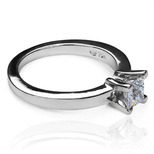 Anillo square, fabricado en oro de 18k por Joyería Caracas y cuenta con un certificado de calidad y garantía de por vida.