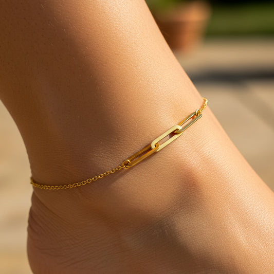 Tobillo de mujer usando una tobillera de 3 clips con tejido Rolón en oro amarillo de 18 quilates de Joyería Caracas.