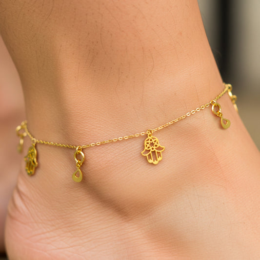 Tobillo de mujer usando una tobillera jamsa en oro amarillo de 18 quilates de Joyería Caracas.