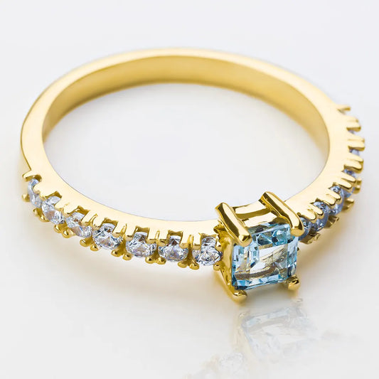 Anillo de compromiso de topacio Passion. Fabricado en oro 18k de Joyería Caracas viene con un certificado de calidad y garantía de por vida.