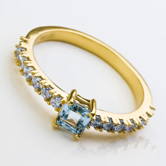 Anillo de compromiso de topacio Passion. Fabricado en oro 18k de Joyería Caracas viene con un certificado de calidad y garantía de por vida.