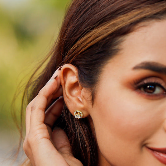Oreja de mujer con topito de rueda de doble uso en oro amarillo de 18 quilates y cristales de color blanco, hechos en Joyería Caracas.