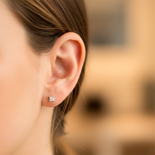 Oreja de modelo usando un topito princess con Diamantes y en oro blanco de 18 quilates de Joyería Caracas.