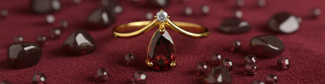 Anillo con granate de joyería Caracas en oro 18k