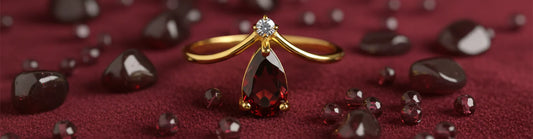 Anillo con granate de joyería Caracas en oro 18k