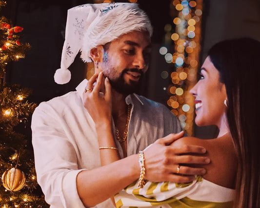 Pareja de casados en Navidad celebrando el amor.