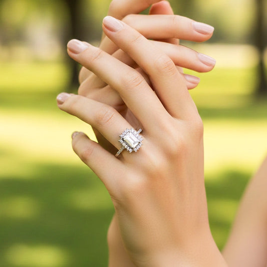 Mano de una modelo usando un anillo en oro blanco con cristal de Joyería Caracas.