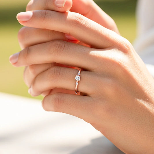 Mano de una modelo usando un anillo en oro amarillo con Diamantes de Joyería Caracas.
