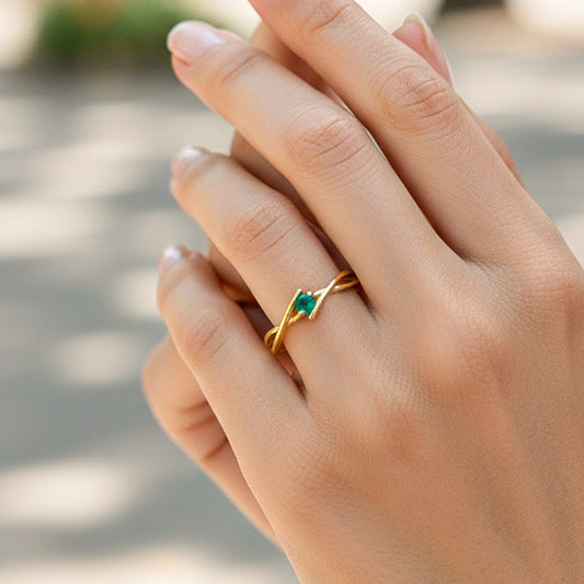 Mano de modelo usando un anillo en oro amarillo de 18 quilates con Esmeralda de Joyería Caracas.