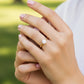 Mano de una modelo usando un anillo en oro amarillo con cristal de Joyería Caracas.