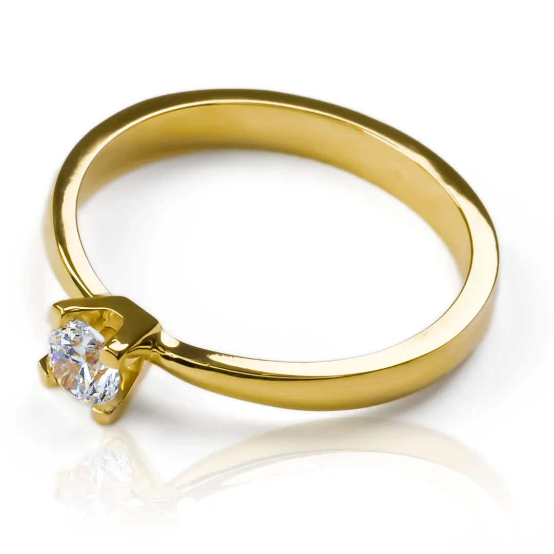 Anillo de compromiso pirámide de Joyería Caracas y fabricado en oro 18K, cuenta con certificado de calidad y garantía para toda la vida.