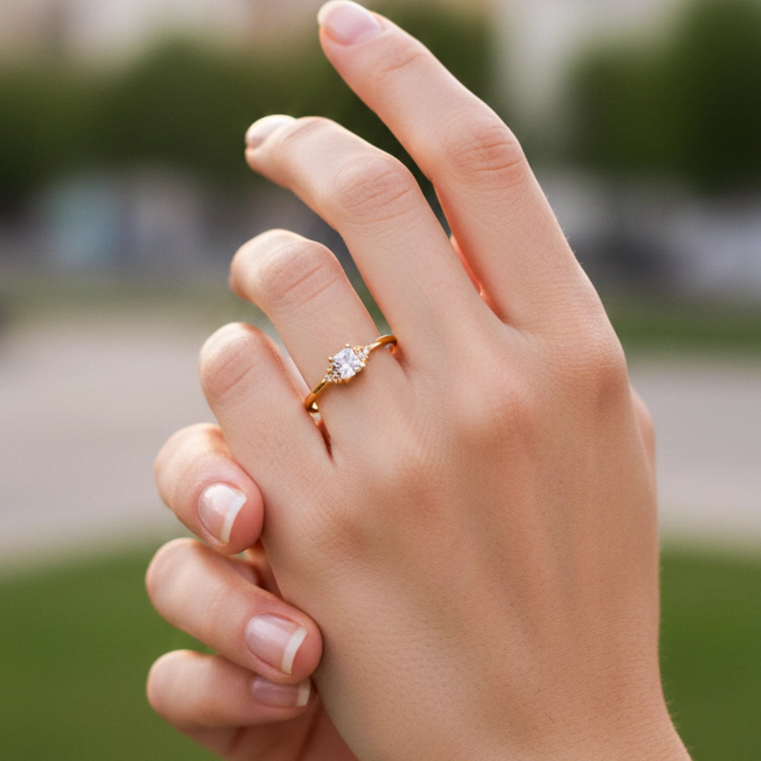 Mano de una modelo usando un anillo en oro amarillo con cristales de Joyería Caracas.