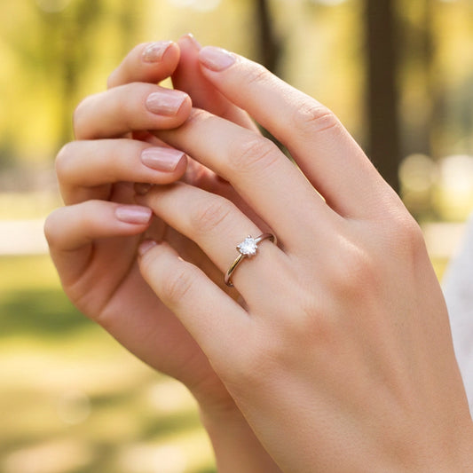 Mano de una modelo usando un anillo en oro blanco con Diamante en forma de corazón de Joyería Caracas.
