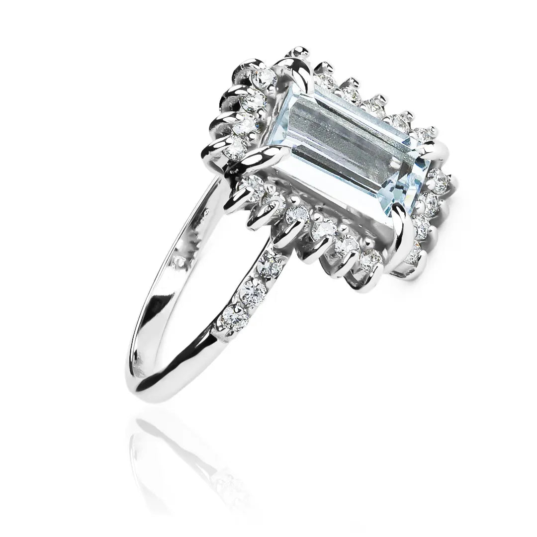 Anillo de compromiso topacio y diamantes exquisitamente en oro de 18 quilates certificado para garantizar su calidad en Joyería Caracas.