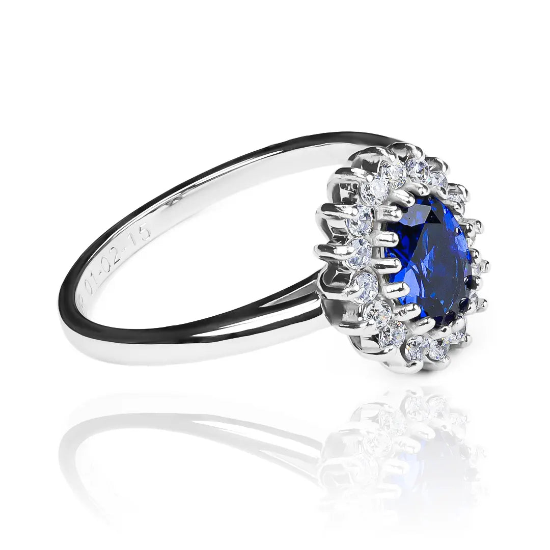 Anillo de compromiso Lady Di M JC es una pieza de Joyería Caracas. Confeccionado en oro 18k y acompañado de un certificado de calidad y garantía para toda la vida.