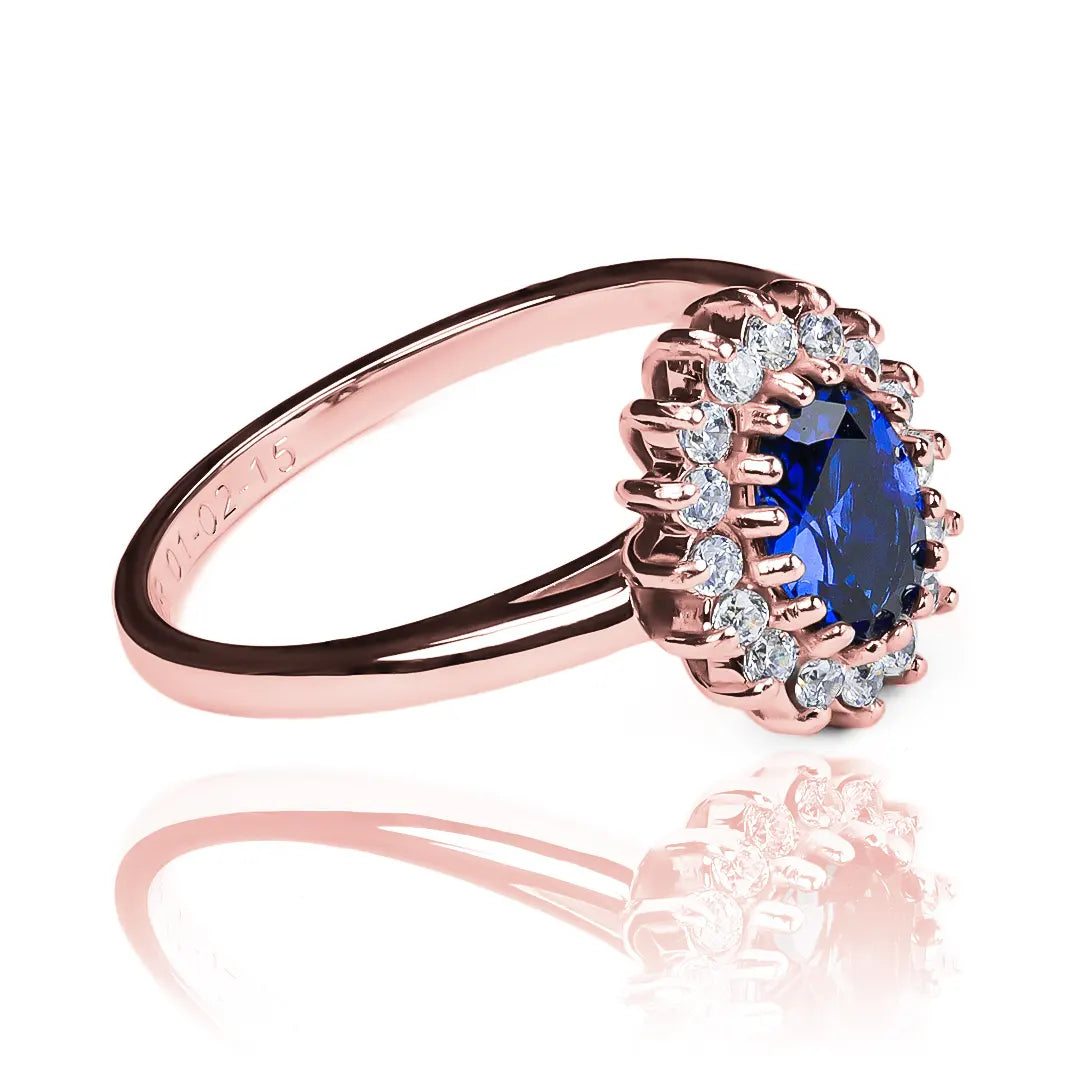 Anillo de compromiso Lady Di M JC es una pieza de Joyería Caracas. Confeccionado en oro 18k y acompañado de un certificado de calidad y garantía para toda la vida.