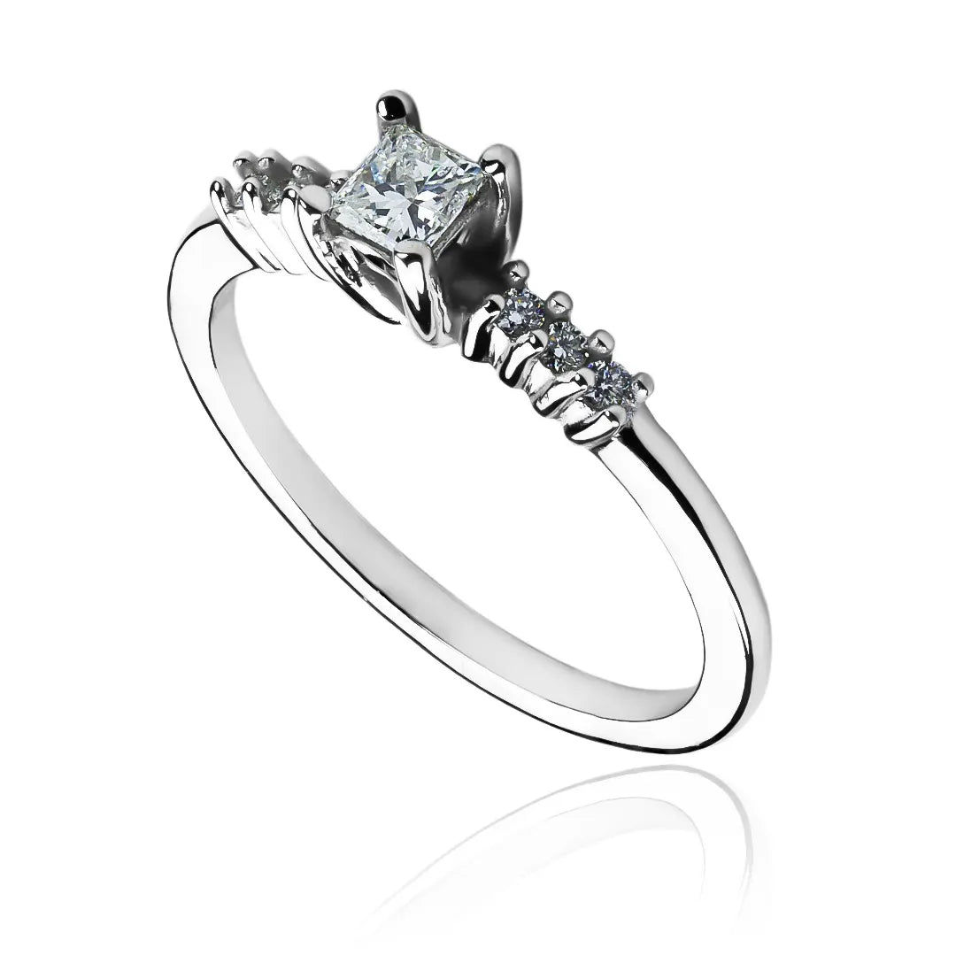 Anillo de compromiso Princess SS Diamond de Joyería Caracas. Confeccionado en oro 18 k de la más alta calidad y certificado de garantía de por vida.