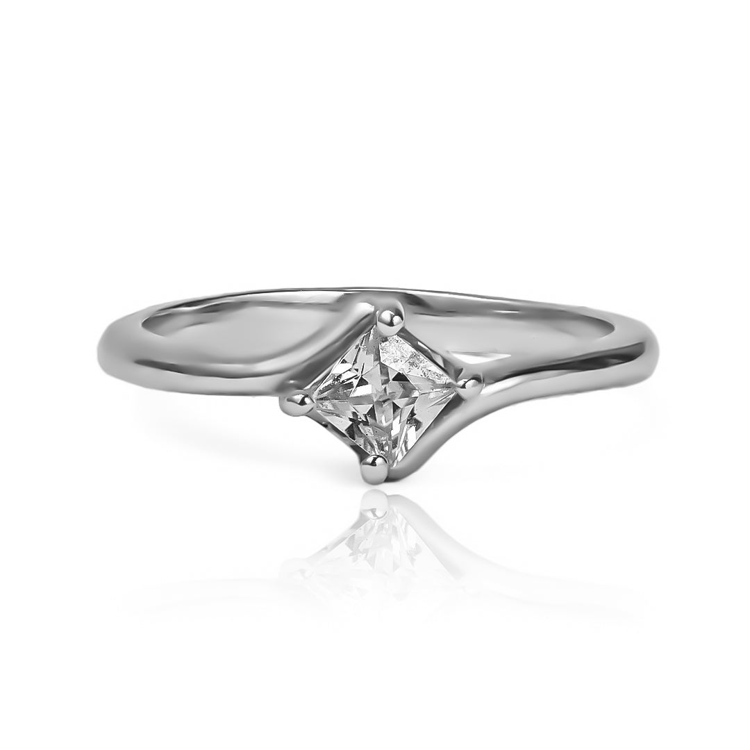Anillo de compromiso dual love I es la elección perfecta para sellar tu amor, fabricado en Joyería Caracas en oro de 18k y viene con certificado de calidad y garantía de por vida.