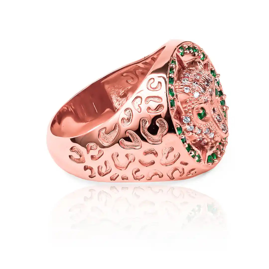 Anillo Leopardo Campeón creado por la Joyería Caracas es una verdadera joya de lujo. Diseñado en oro de 18K, es una elegante representación de la victoria del Atlético Bucaramanga. 