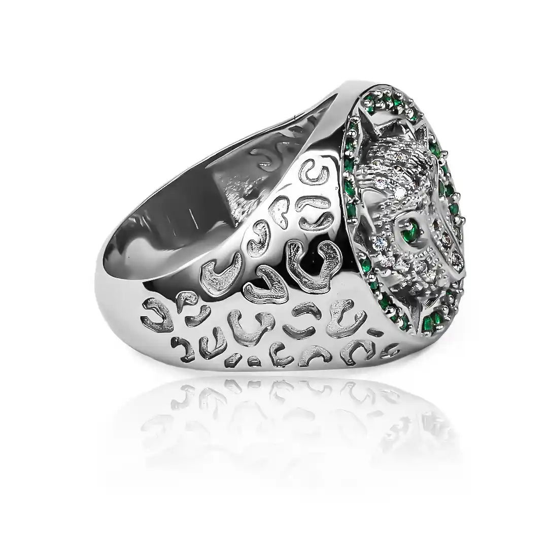 Anillo Leopardo Campeón creado por la Joyería Caracas es una verdadera joya de lujo. Diseñado en oro de 18K, es una elegante representación de la victoria del Atlético Bucaramanga. 