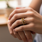 Mano de mujer usando un anillo con forma de corona y el número 15 en oro amarillo de 18 quilates de Joyería Caracas. 