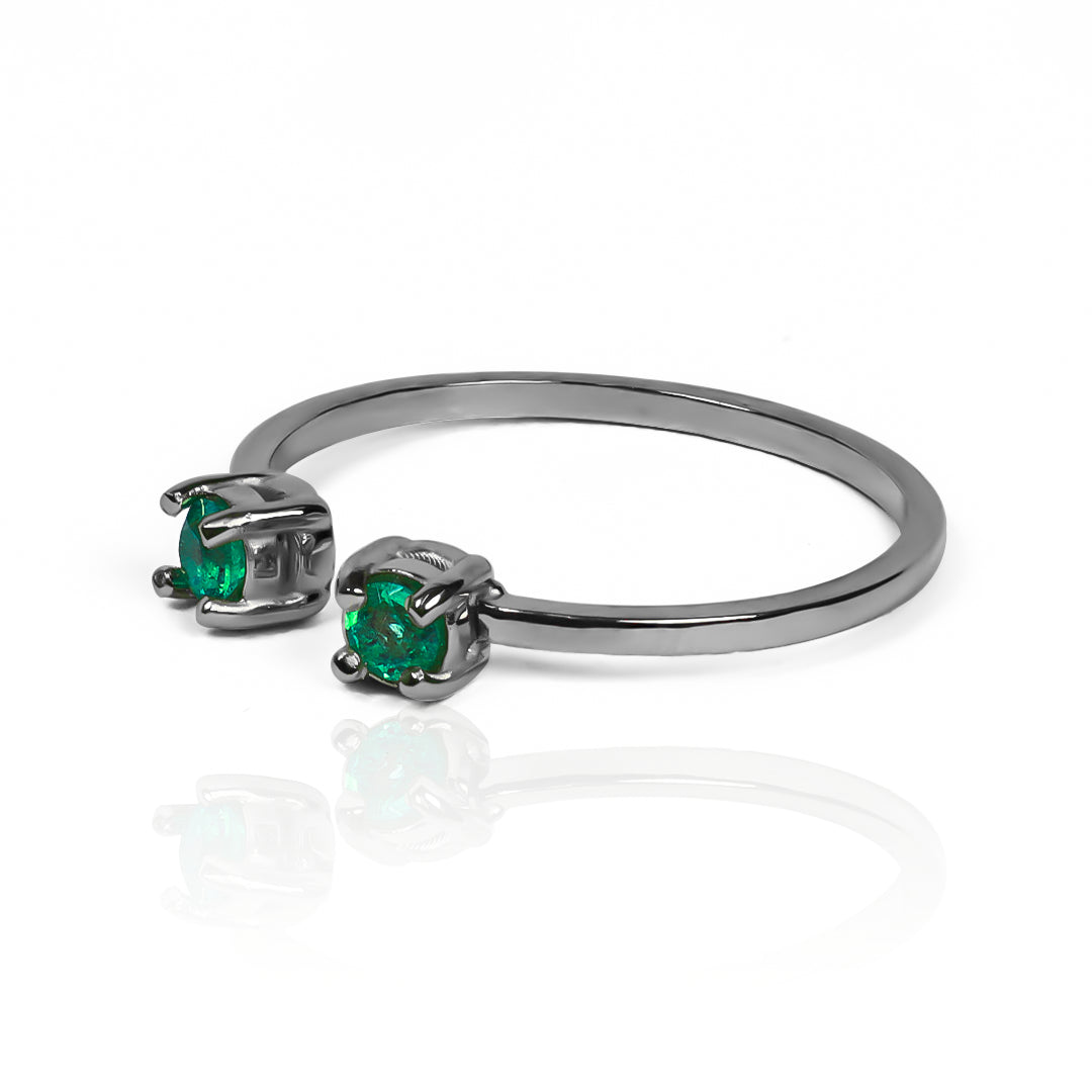 Anillo Emerald Duo fabricado por Joyería Caracas en oro 18k, cuenta con certificado de calidad y garantía de por vida.