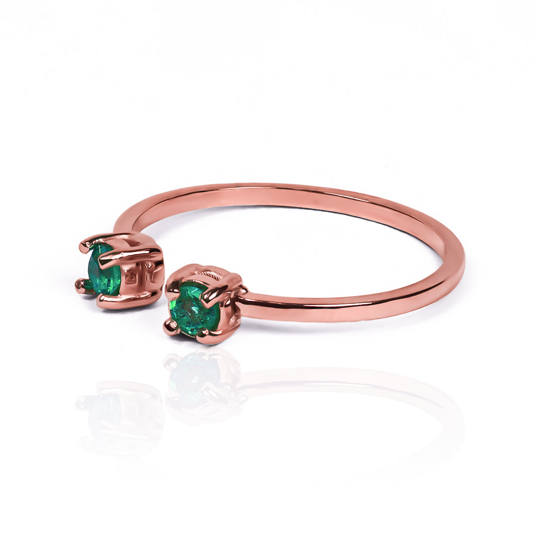 Anillo Emerald Duo fabricado por Joyería Caracas en oro 18k, cuenta con certificado de calidad y garantía de por vida.