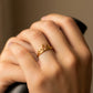 Mano de mujer usando un anillo con forma de corona en oro amarillo de 8 quilates de Joyería Caracas. 