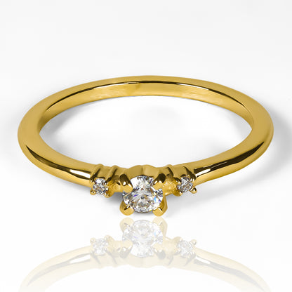Anillo Éclat de Trois Moissanite 3.0mm, elaborado en oro 18k, cuenta con certificado de calidad y garantía de por vida.
