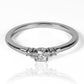 Anillo Éclat de Trois Moissanite 3.0mm, elaborado en oro 18k, cuenta con certificado de calidad y garantía de por vida.