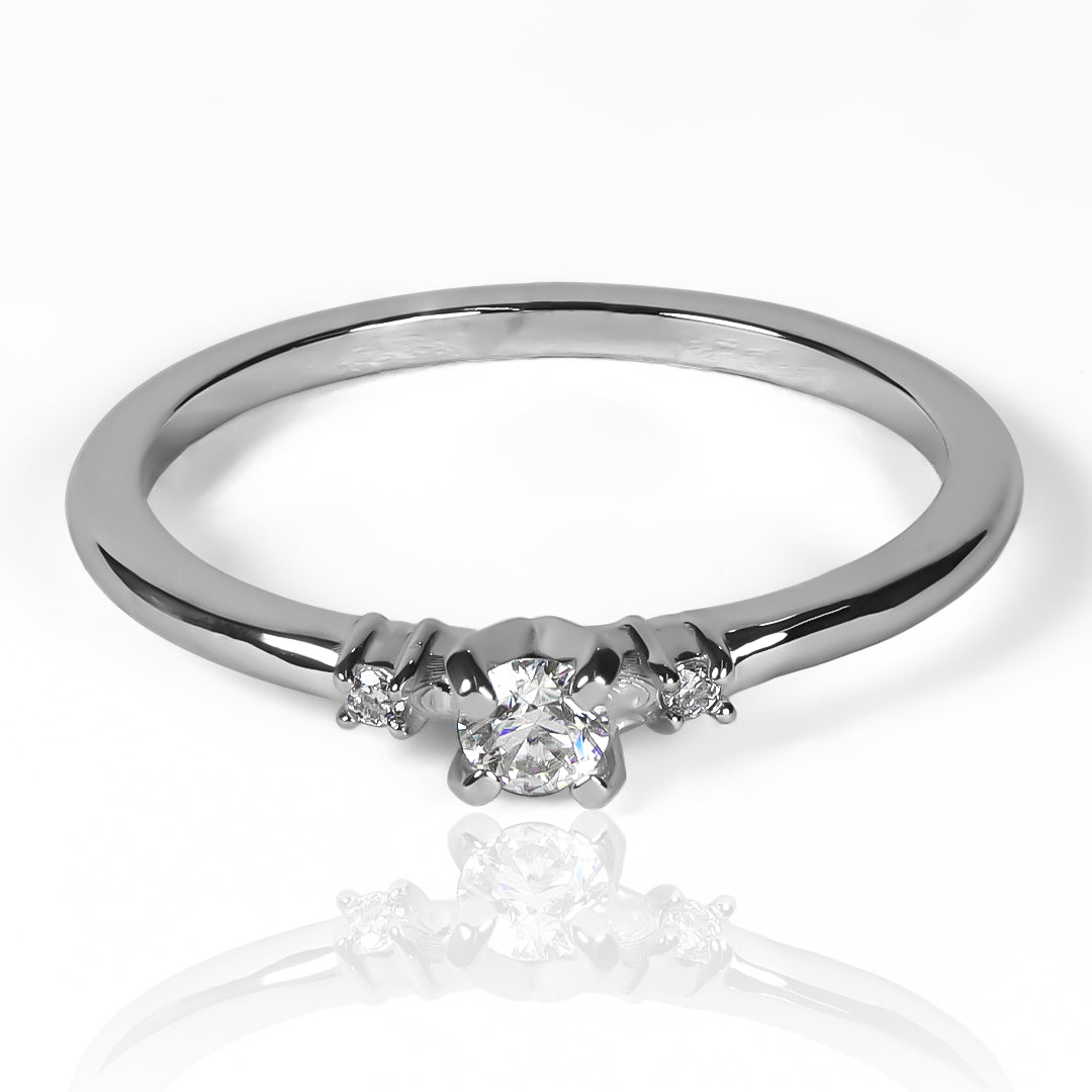 Anillo Éclat de Trois Moissanite 3.0mm, elaborado en oro 18k, cuenta con certificado de calidad y garantía de por vida.