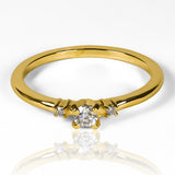 Anillo Éclat de Trois Moissanite 3.0mm, elaborado en oro 18k, cuenta con certificado de calidad y garantía de por vida.