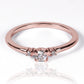 Anillo Éclat de Trois Moissanite 3.0mm, elaborado en oro 18k, cuenta con certificado de calidad y garantía de por vida.