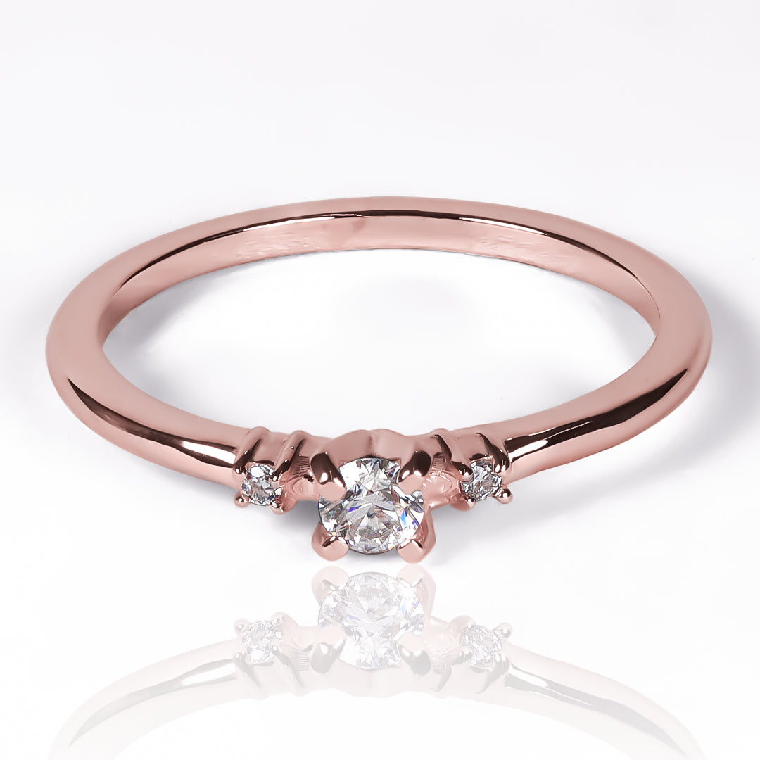 Anillo Éclat de Trois Moissanite 3.0mm, elaborado en oro 18k, cuenta con certificado de calidad y garantía de por vida.