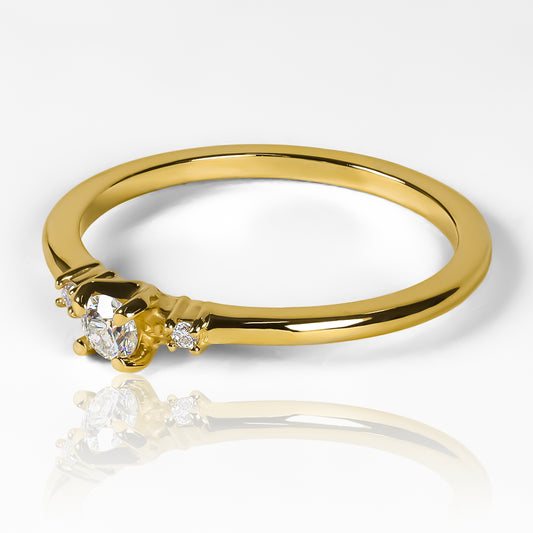 Anillo Éclat de Trois Moissanite 3.0mm, elaborado en oro 18k, cuenta con certificado de calidad y garantía de por vida.