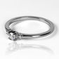 Anillo Éclat de Trois Moissanite 3.0mm, elaborado en oro 18k, cuenta con certificado de calidad y garantía de por vida.