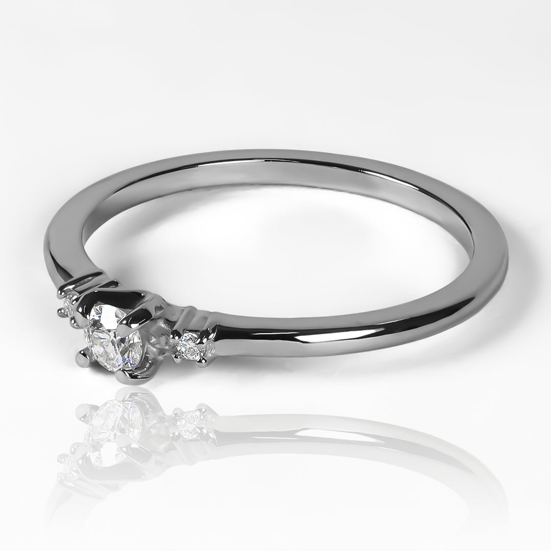 Anillo Éclat de Trois Moissanite 3.0mm, elaborado en oro 18k, cuenta con certificado de calidad y garantía de por vida.