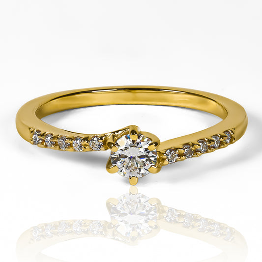 Anillo Deep Navy Moissanite 4.0mm. Fabricado en oro 18k por Joyería Caracas, cuenta con certificado con el más alto estándar de calidad y garantía de por vida.