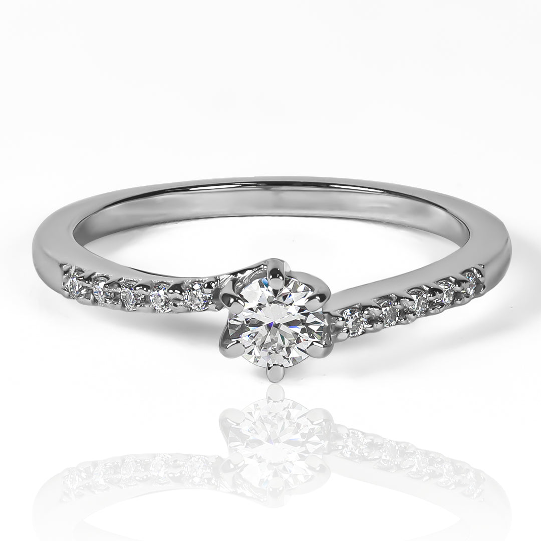 Anillo Deep Navy Moissanite 4.0mm. Fabricado en oro 18k por Joyería Caracas, cuenta con certificado con el más alto estándar de calidad y garantía de por vida.