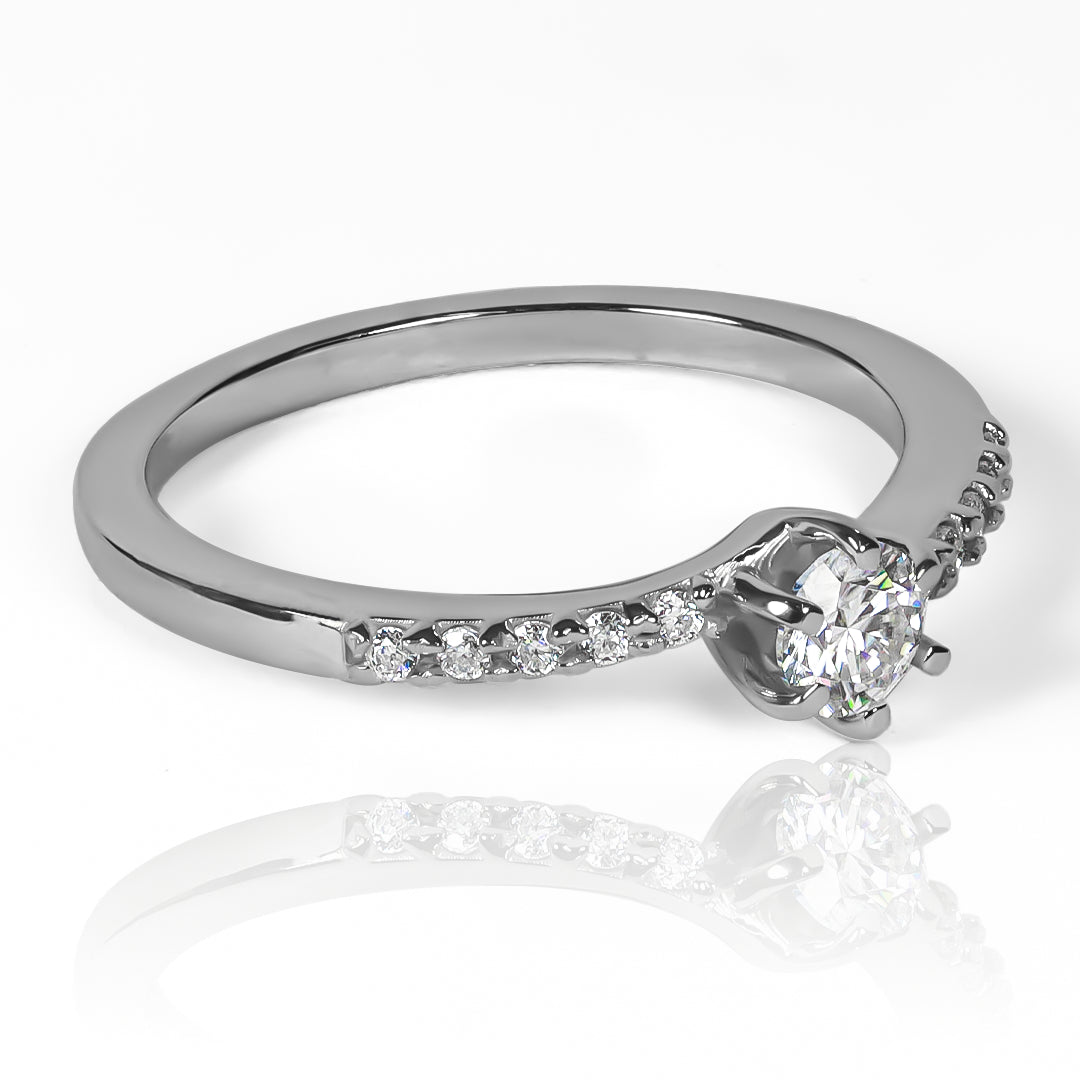 Anillo Deep Navy Moissanite 4.0mm. Fabricado en oro 18k por Joyería Caracas, cuenta con certificado con el más alto estándar de calidad y garantía de por vida.